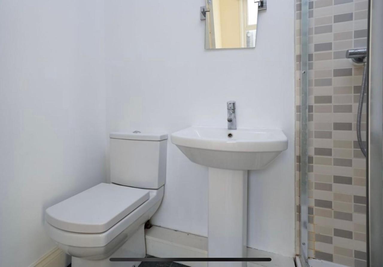 35 Mins To Central London. 3 Bedrooms. 2 Bathrooms With Garden Exterior photo